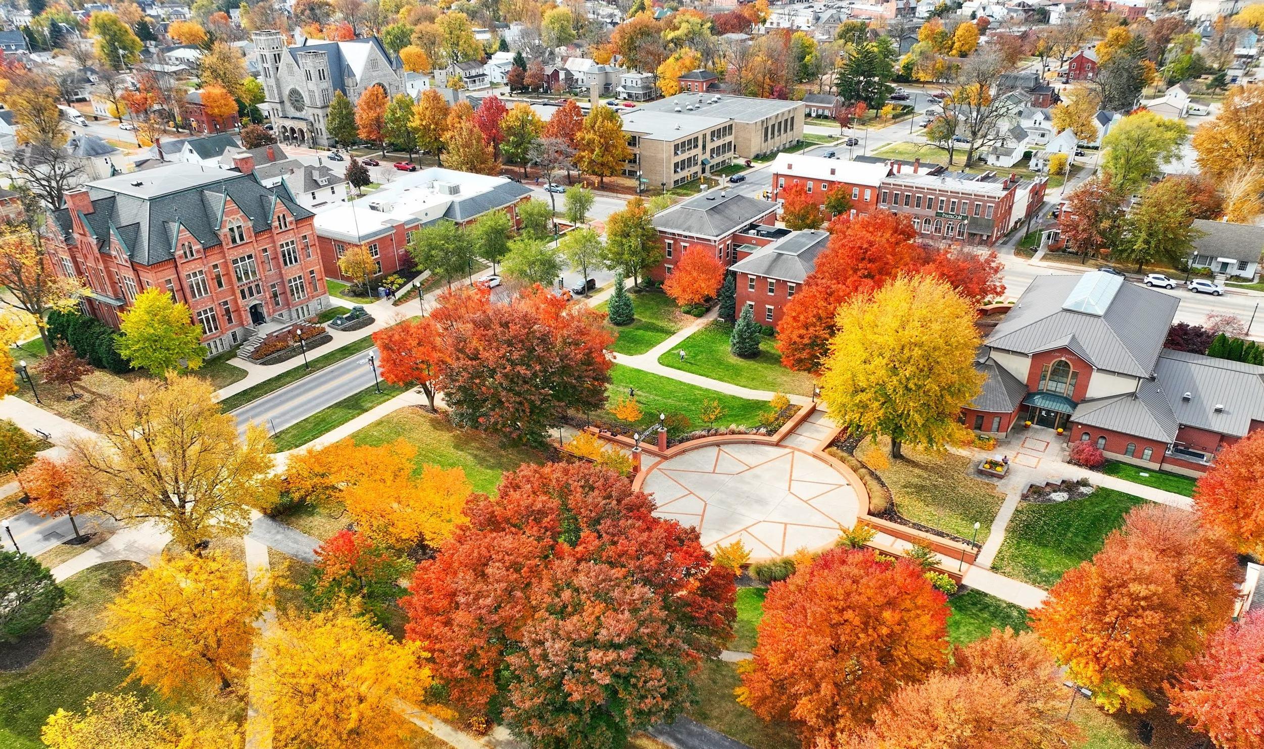 无人机拍摄的秋季校园风景照片